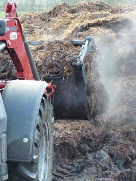 Chargement fumier godet griffe