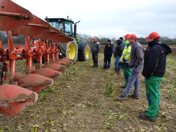 Kuhn charrue semi portée