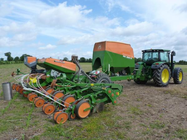 Amazone EDX 6000 TC John Deere 6125R